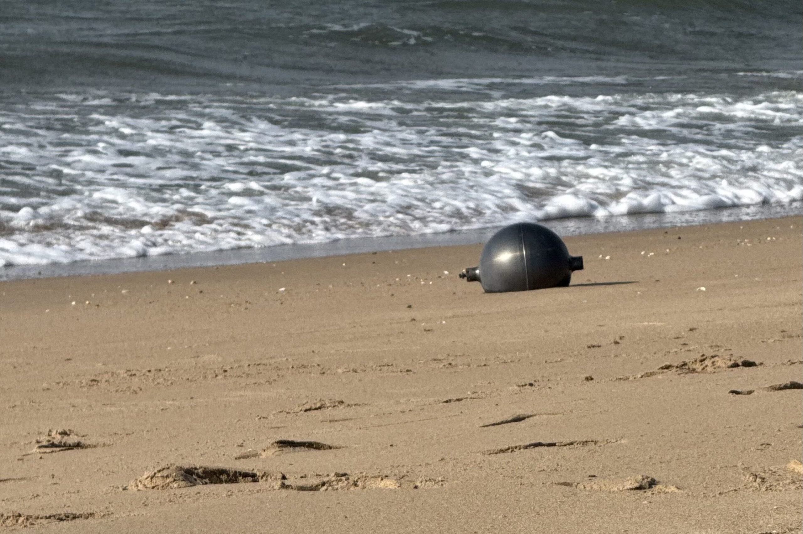 En Australie, vous avez trouvé 6 mystérieuses sphères métalliques sur la plage : de possibles débris d'une fusée russe