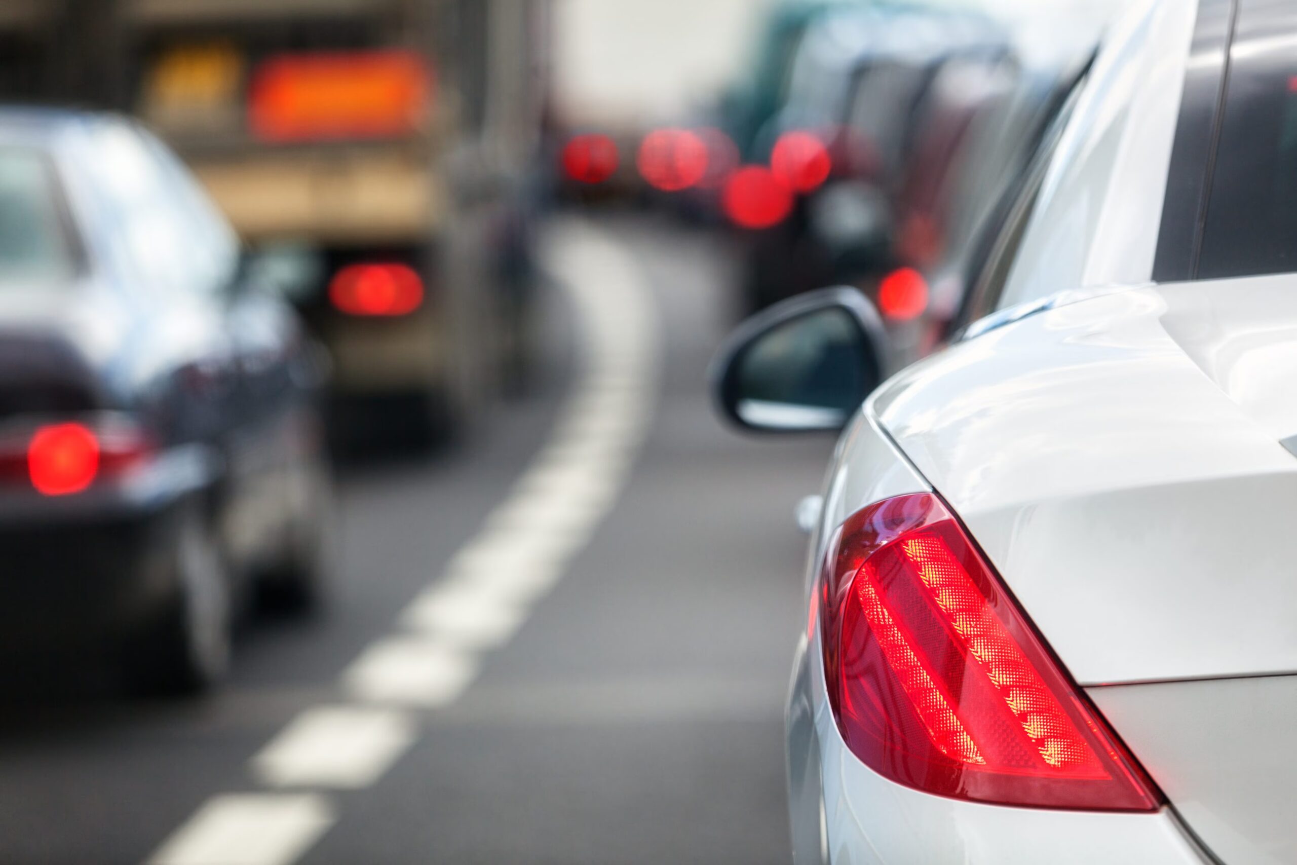 Arrêt obligatoire des feux clignotants dans les voitures à partir du 7 juillet : comment fonctionne le nouveau système anti-collision