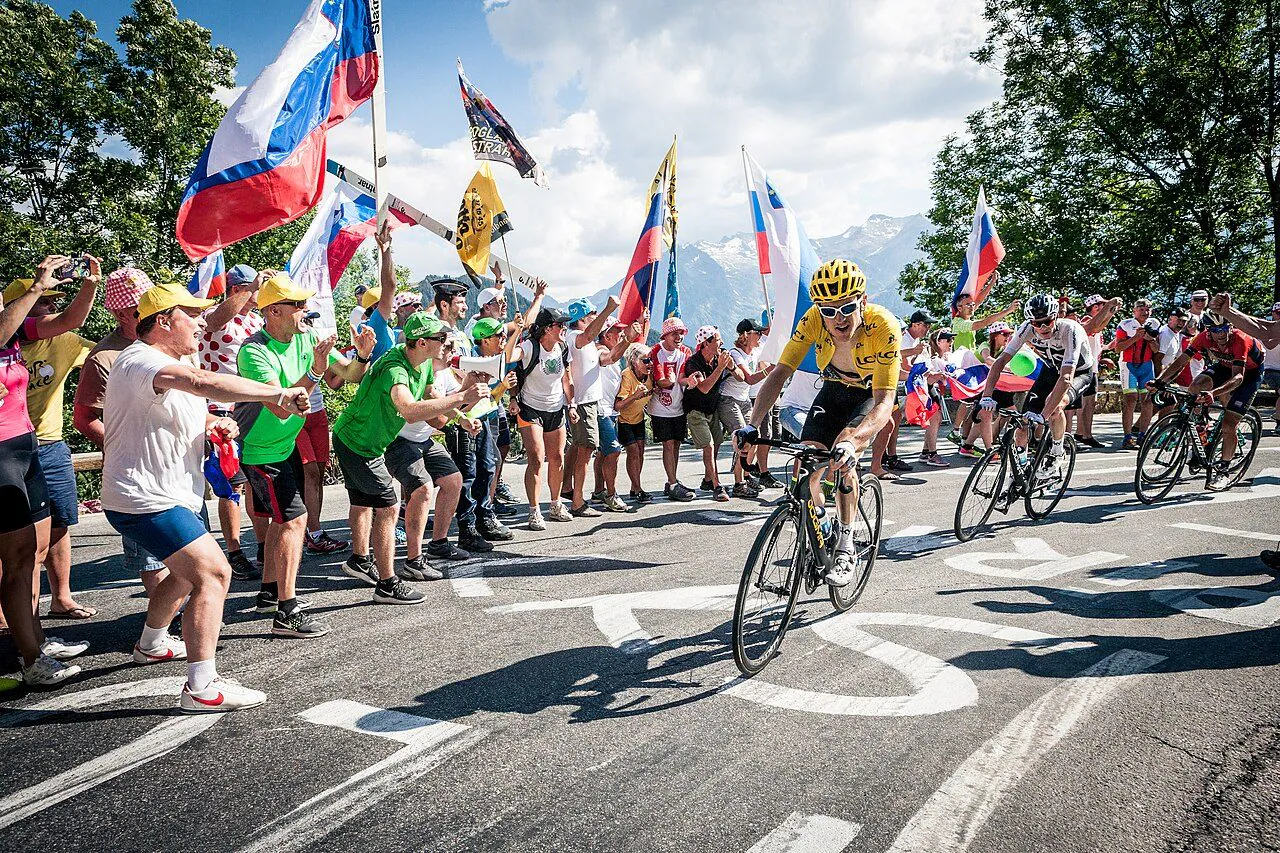 Pourquoi les cyclistes plus légers gagnent en montée : selon la science, cela dépend du rapport poids/puissance