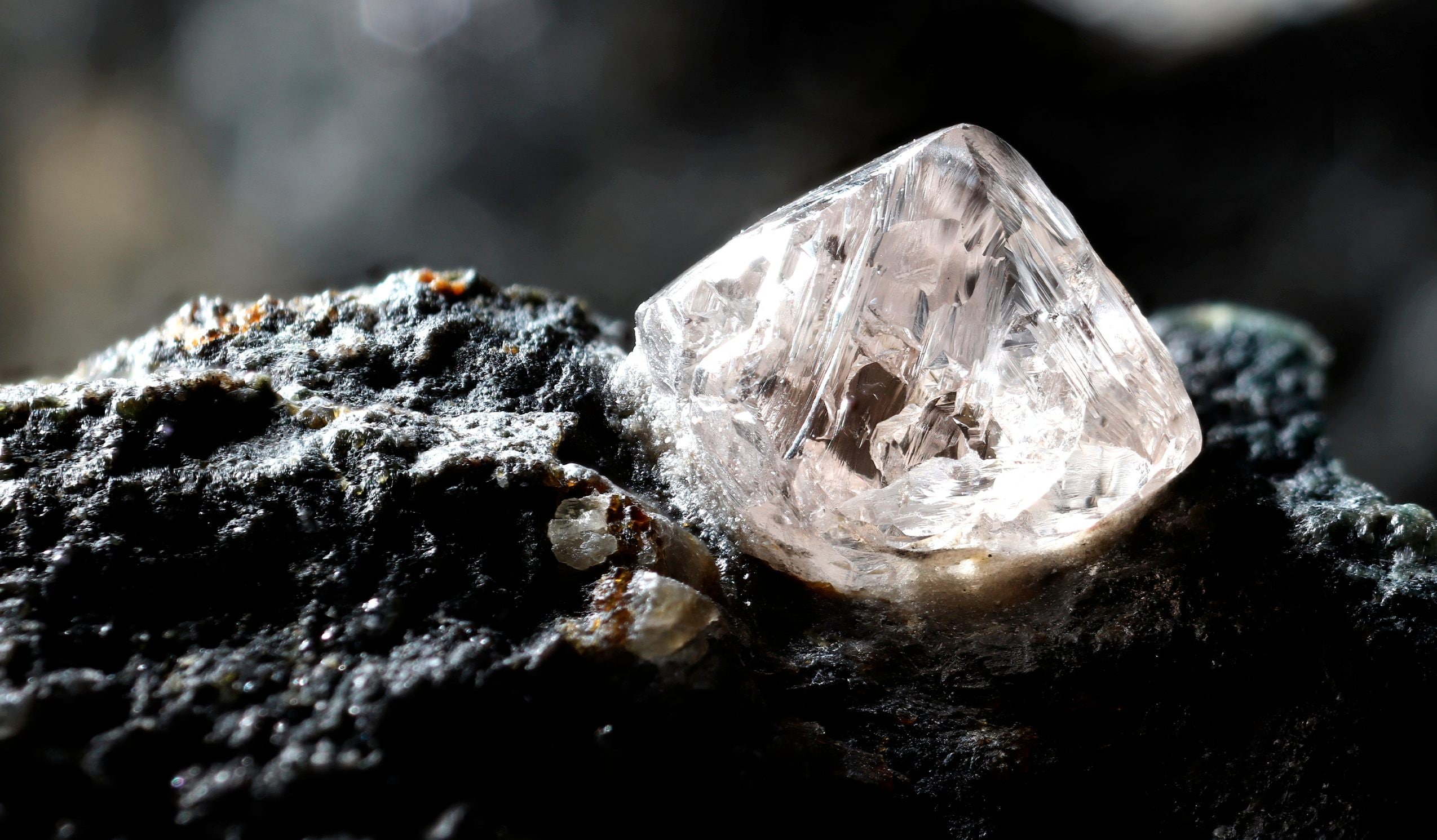 Des diamants très profonds à 700 km sous la Terre révèlent un mécanisme qui protège la planète : étude