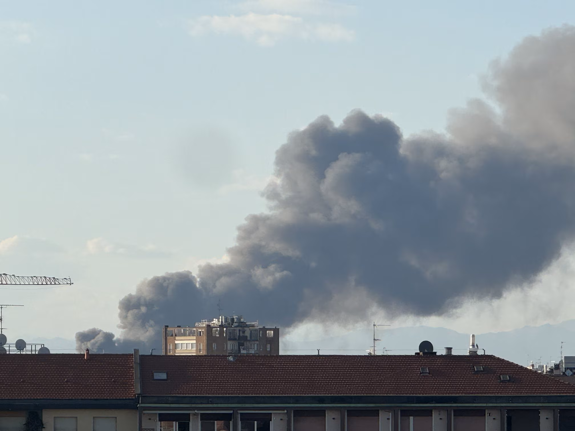 Incendie à la ferme "L'Agricola" à Lainate, Milan : fumée noire visible à des kilomètres