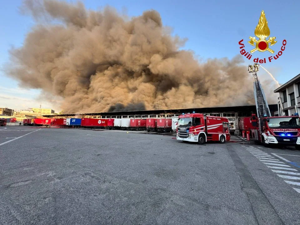 L'incendie du dépôt BRT de Milan a été éteint : données ARPA sur les polluants dans l'air et les causes possibles