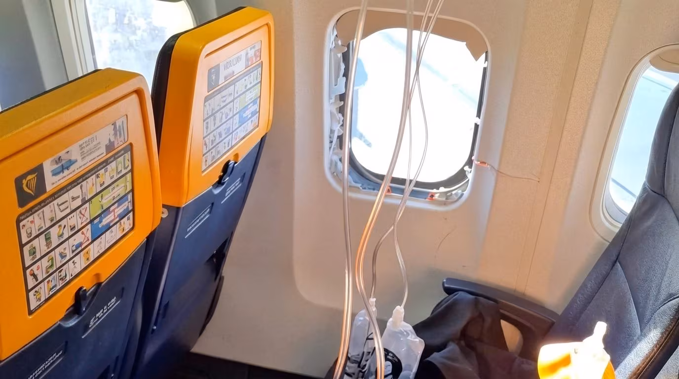 La vitre d'un vol Ryanair en provenance de Grèce se brise, un passager retenu par sa femme : la dynamique