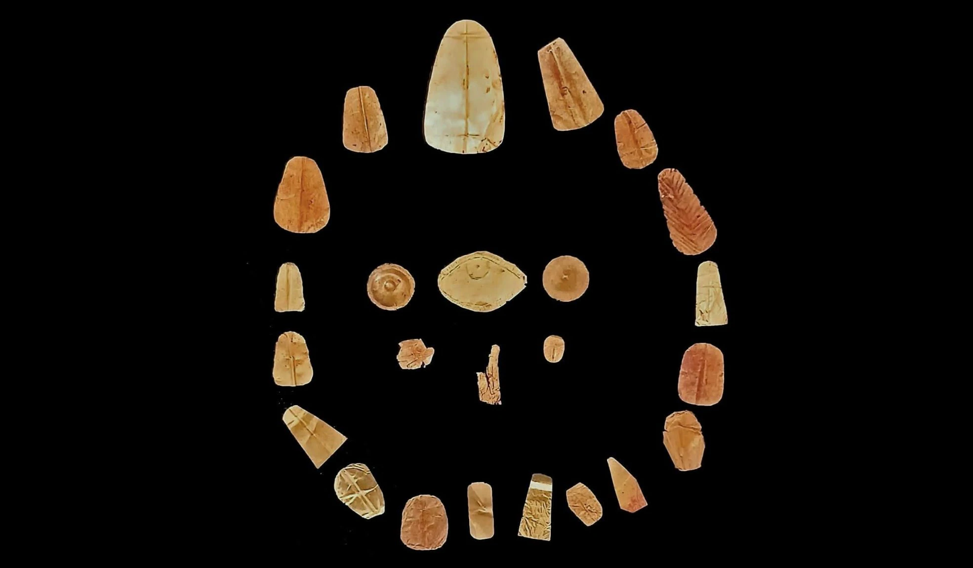 18 tombes des périodes ptolémaïque et romaine découvertes en Egypte : un sarcophage de 2,5 m de langues d'or découvert