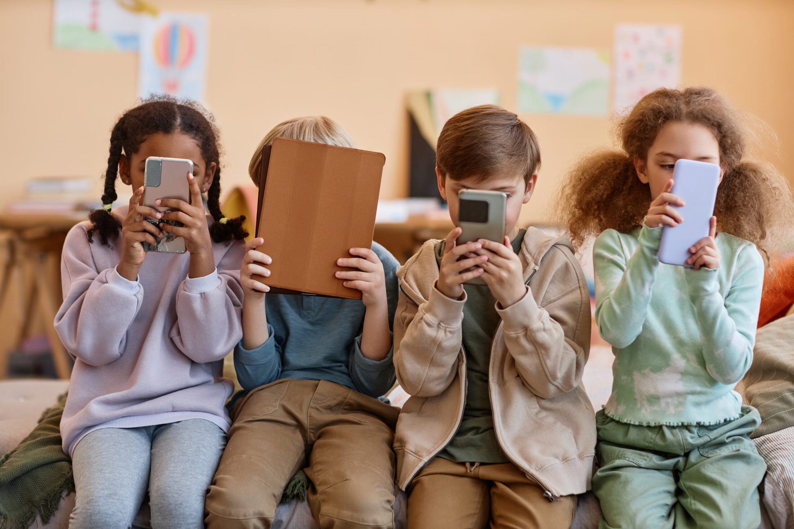 L'UE vers une interdiction des réseaux sociaux pour les enfants de moins de 3 ans et de nouvelles règles pour les moins de 13 ans : la proposition de Von der Leyen