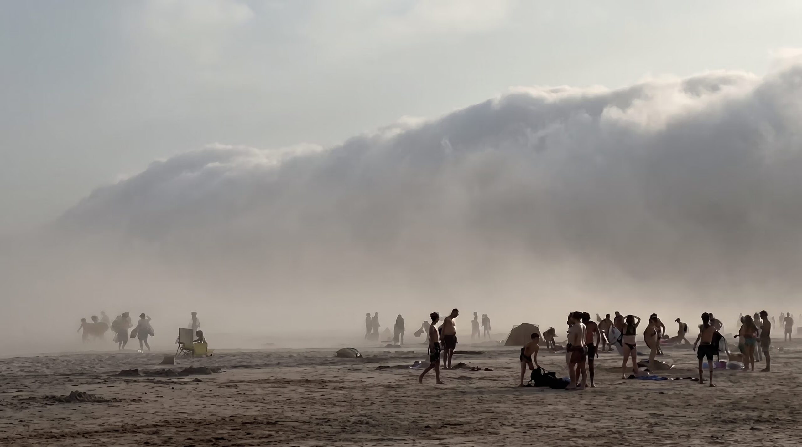 « Nuage de tsunami » sur une plage en France : le nuage en rouleau s'est formé à cause d'Enbata