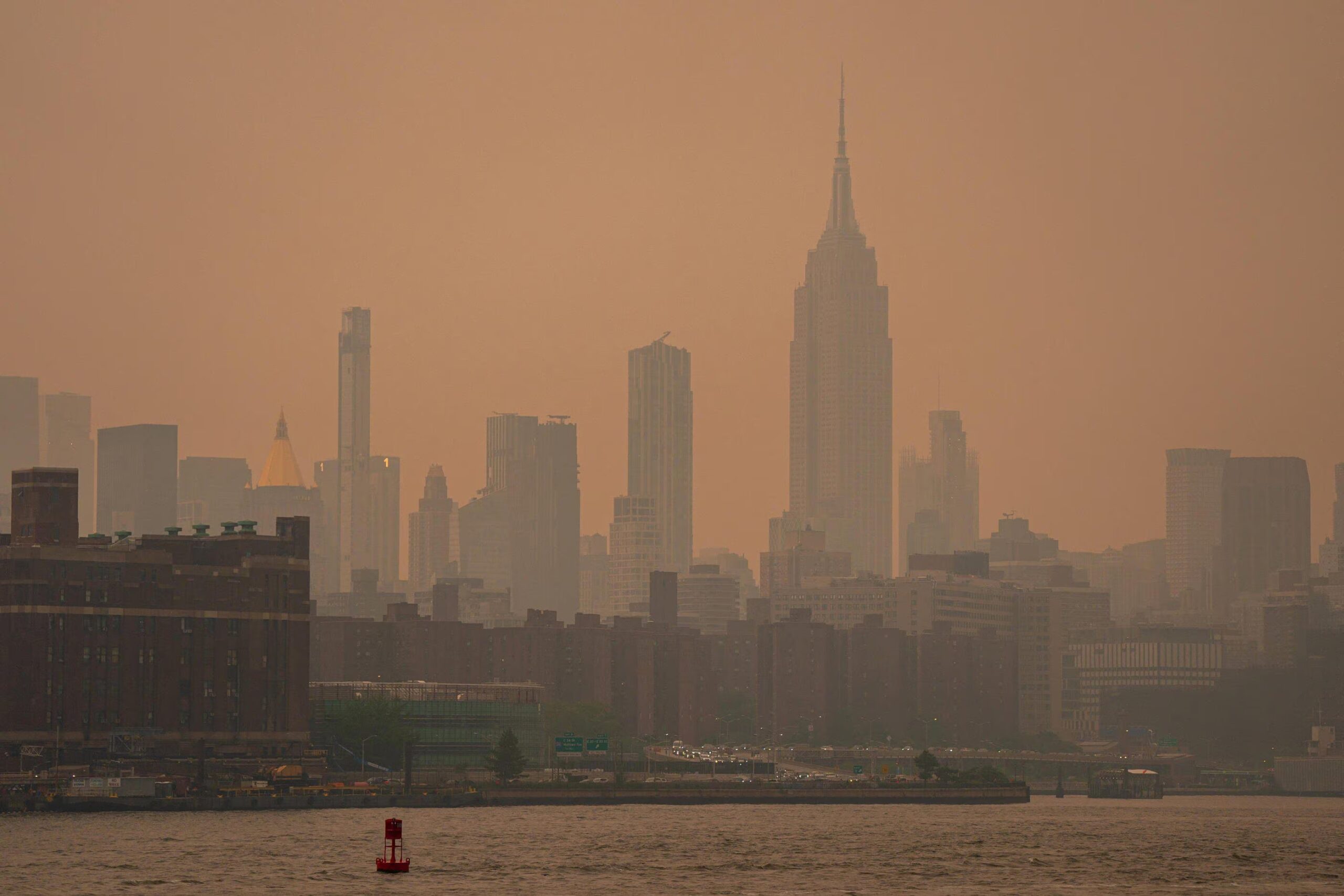 La fumée des incendies au Canada enveloppe New York, le ciel orange à Manhattan : les vents de haute altitude sont à blâmer