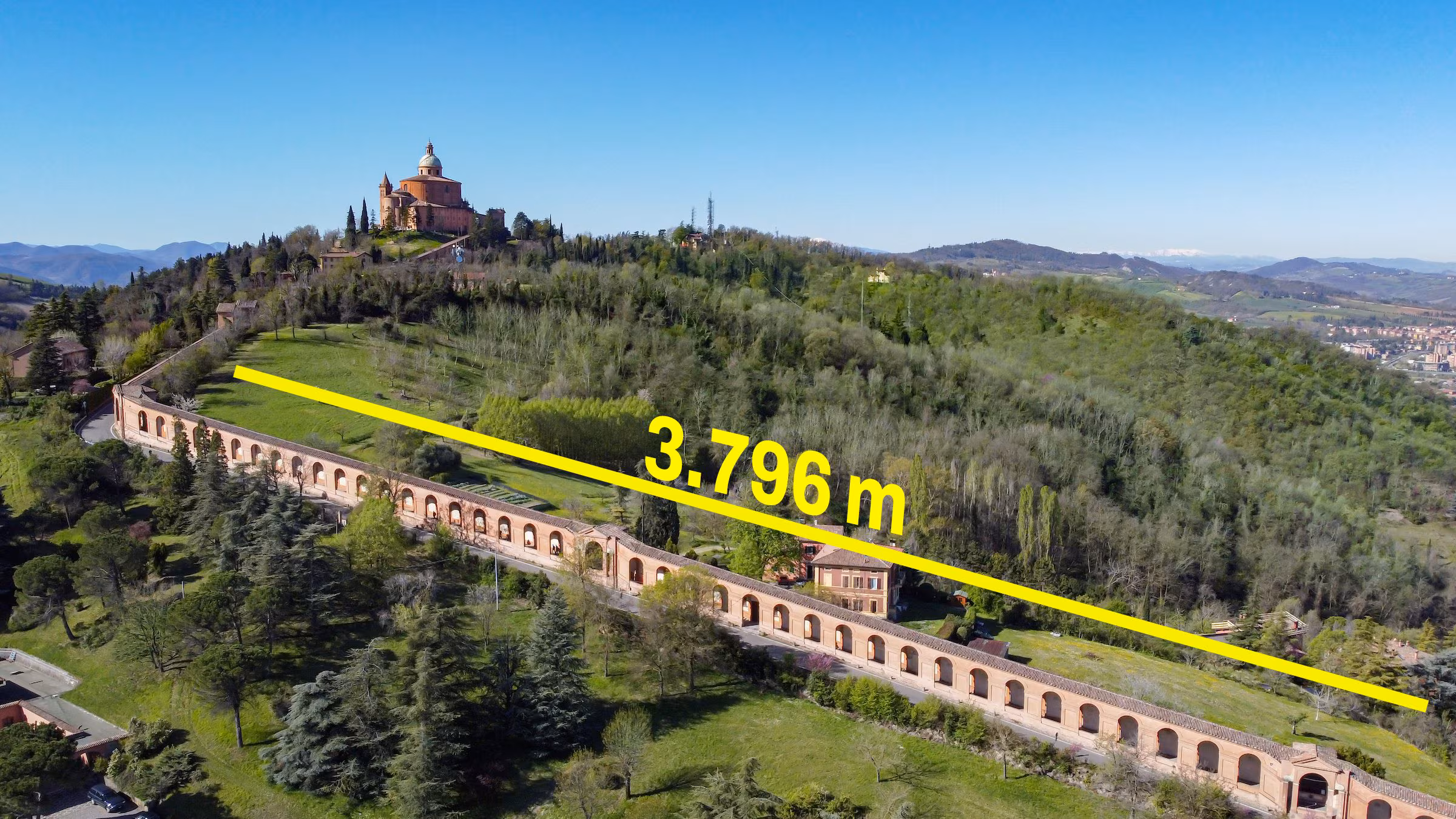 Le portique le plus long du monde se trouve en Italie : 3 796 m de long et 666 arches, l'histoire de San Luca