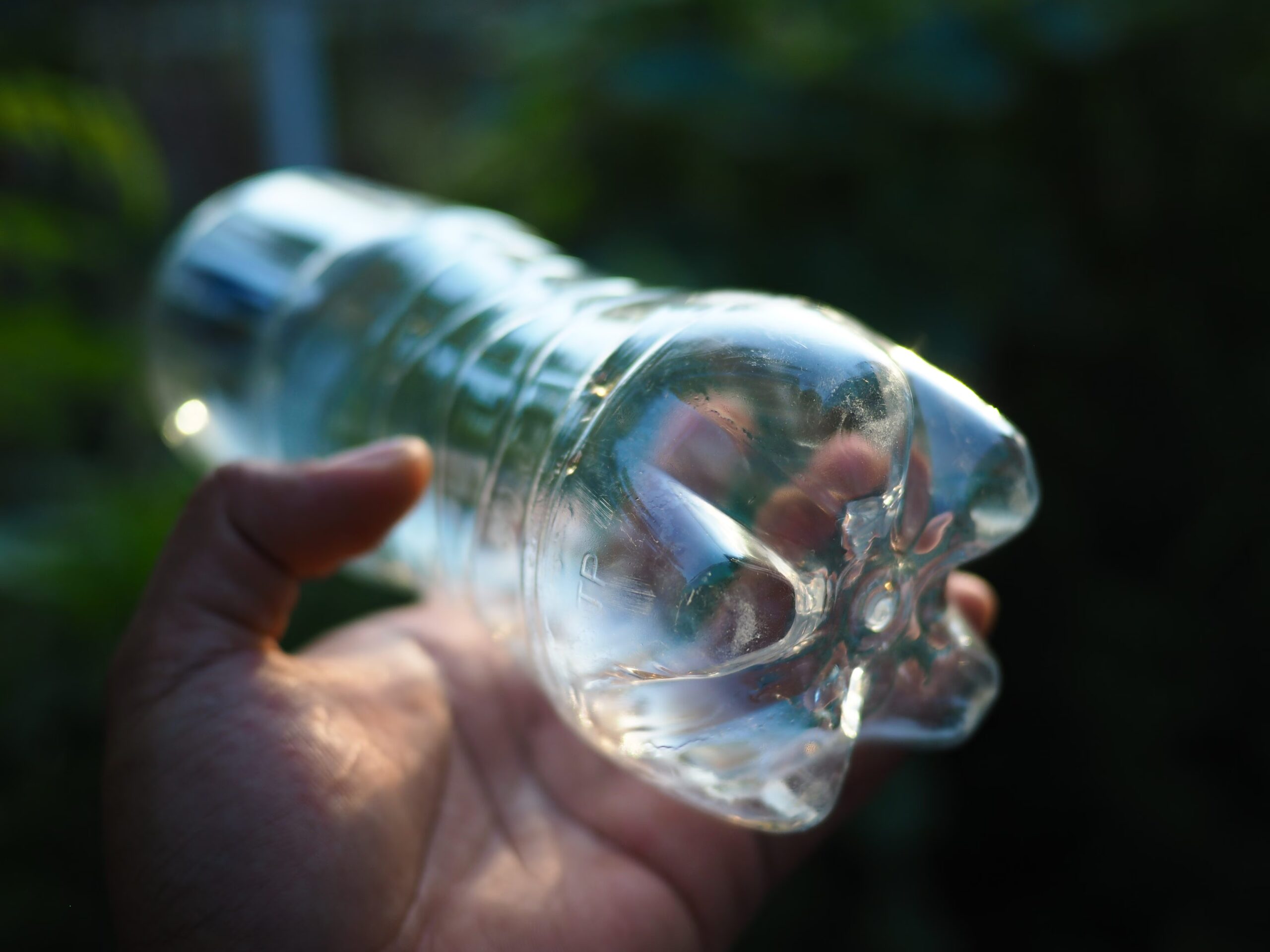 Pourquoi certaines bouteilles en plastique ont un fond à 5 broches : une ingénierie qui les rend plus durables
