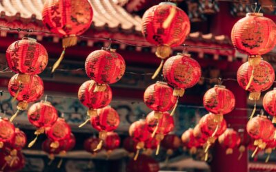 En Chine, le rouge est bien plus qu&rsquo;une couleur : depuis plus de 3 000 ans, il symbolise la chance et la protection.