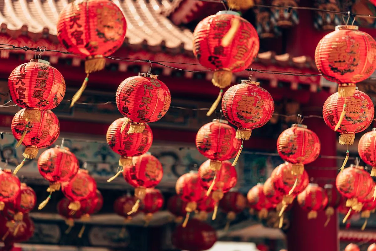 En Chine, le rouge est bien plus qu'une couleur : depuis plus de 3 000 ans, il symbolise la chance et la protection.