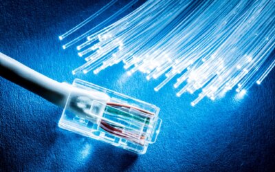 Comment Internet voyage à l’intérieur de très fins fils de verre sous-marins : l’histoire de la fibre optique