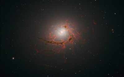 JWST observe pour la première fois comment un trou noir supermassif se nourrit dans la galaxie NGC 4696