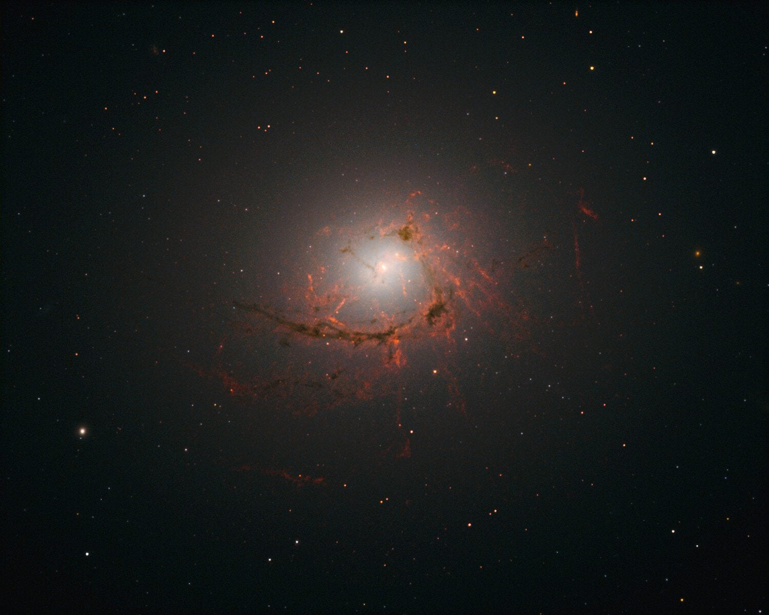 JWST observe pour la première fois comment un trou noir supermassif se nourrit dans la galaxie NGC 4696