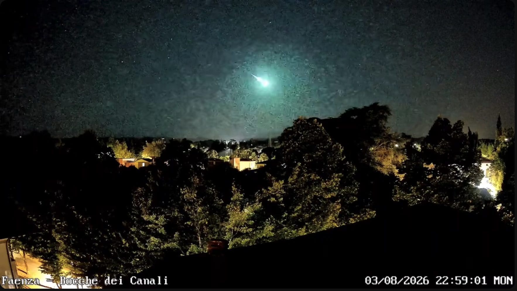 Observations dans le ciel de différentes parties de l'Italie : une boule de feu brillante et la traînée des satellites Starlink