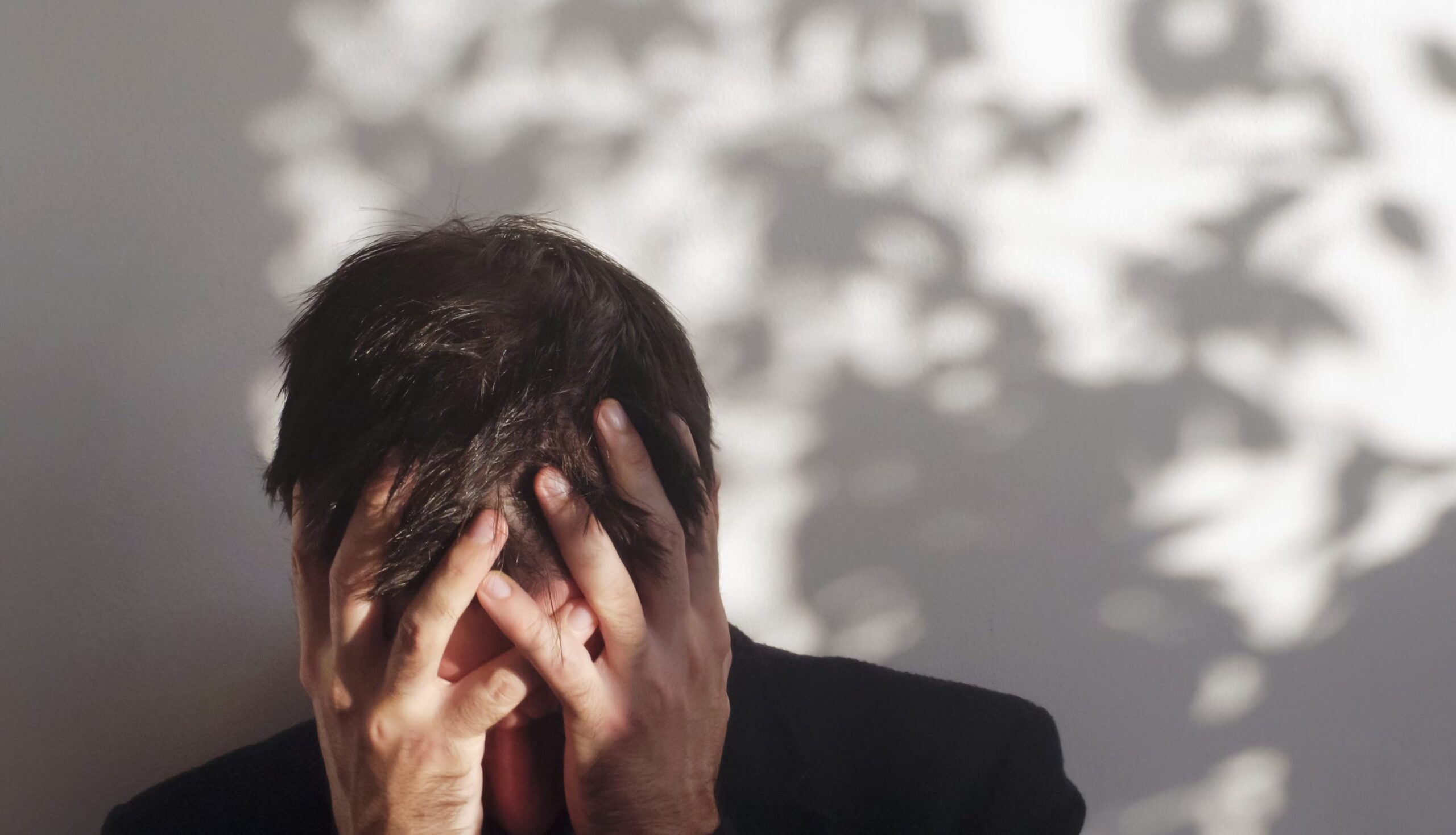 Suicides en Italie : 4 sur 5 sont des hommes et les prisons sont l'un des endroits les plus dangereux, selon les données de l'ISTAT et de l'OMS