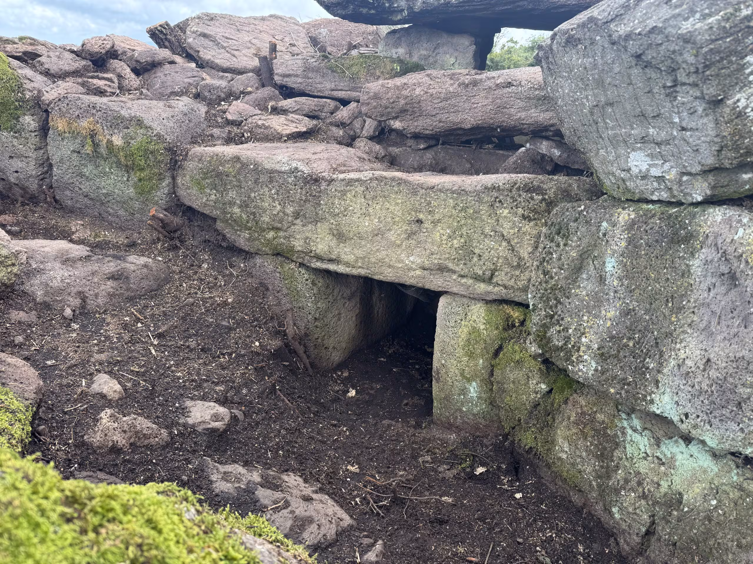 Un nouveau tombeau de géants vieux de 3800 ans découvert en Sardaigne : le rare monument nuragique à 2 niveaux