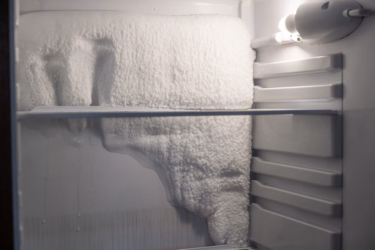 Pourquoi le réfrigérateur produit-il de la glace : la cause est l'air humide, comment éviter qu'elle ne s'accumule sur les murs