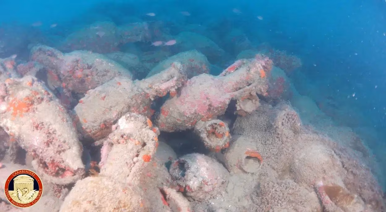 Une épave romaine découverte à Mazara del Vallo du 1er au 2ème siècle avant JC à 46 m de profondeur avec des centaines d'amphores