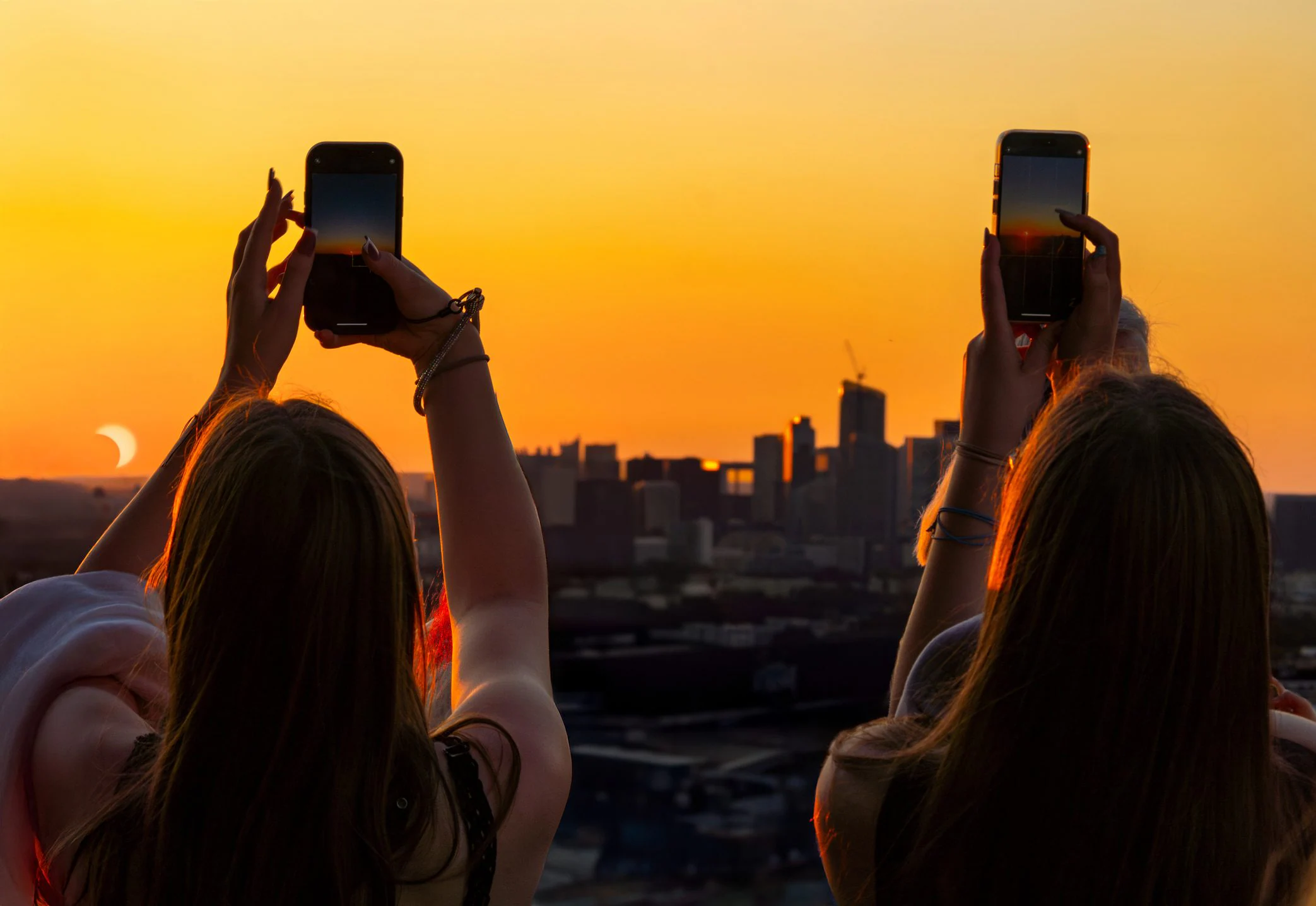 Comment photographier l'éclipse solaire du 12 août 2026 avec un smartphone sans abîmer l'appareil photo : les filtres