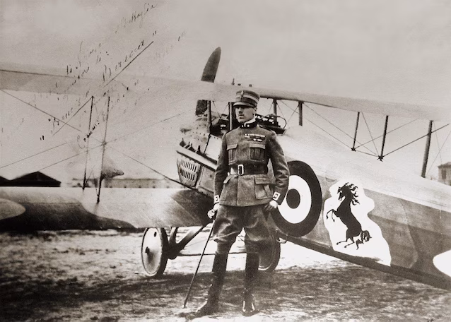 Baracca avec son avion SPAD S. XIII, sur lequel le petit cheval est visible (Wikimedia commons)