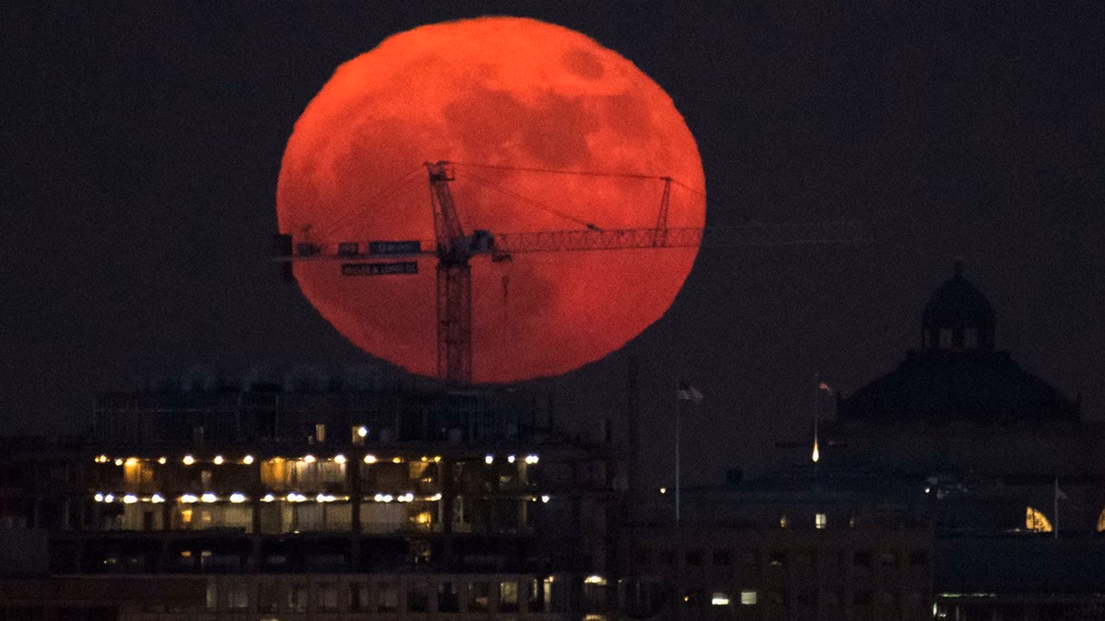Pourquoi la Lune devient rouge lors d'une éclipse lunaire et quand cela se produit : c'est le phénomène optique de Rayleigh