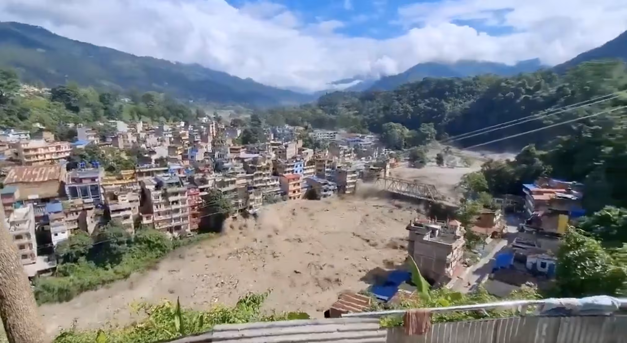 Inondations entre le Népal et le Tibet après un glissement de terrain, 2 Italiens bloqués : la cause serait un tremblement de terre M4.4