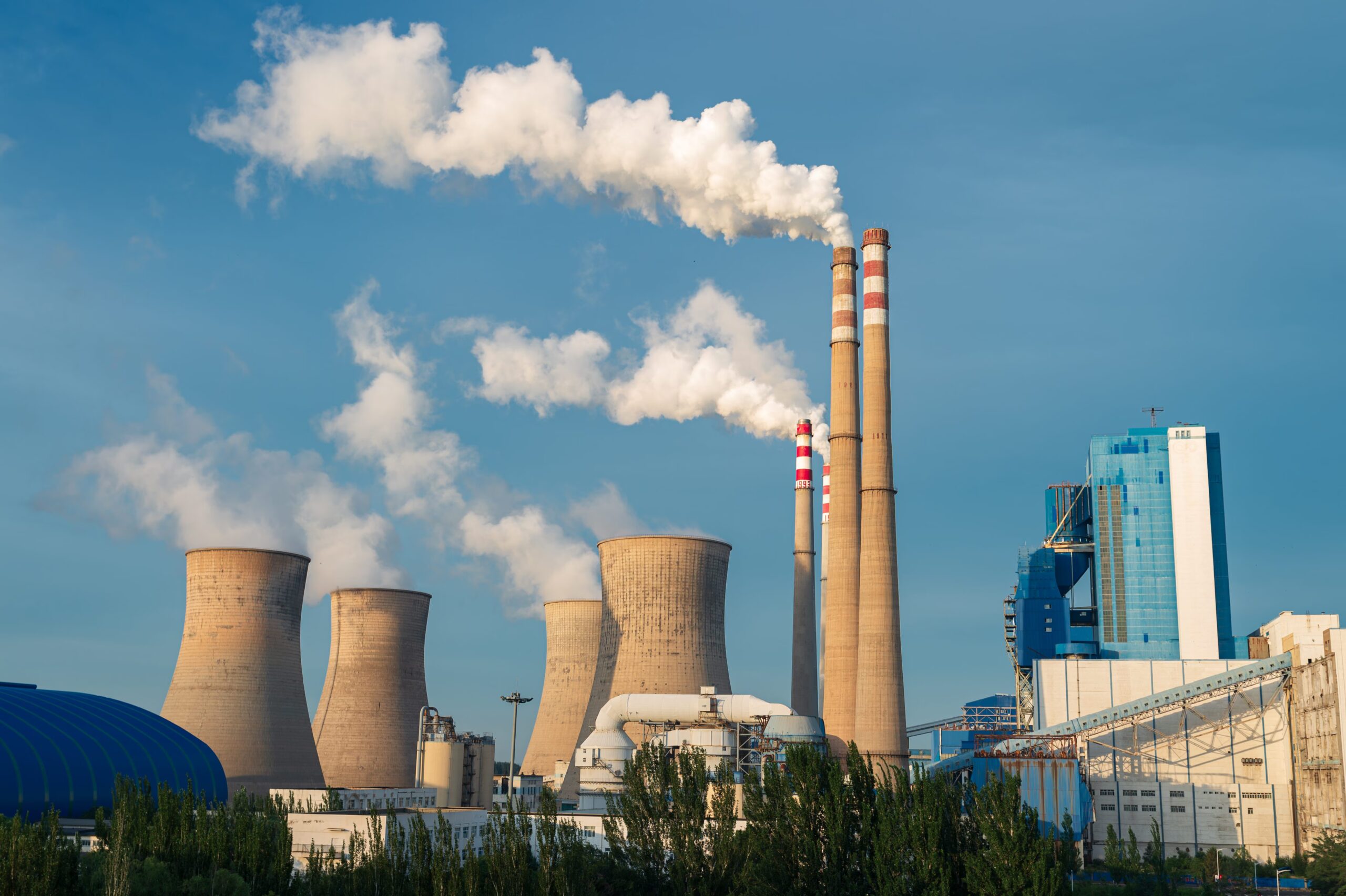Parce que les centrales thermoélectriques bloquent juste au moment où on allume les climatiseurs en pleine chaleur