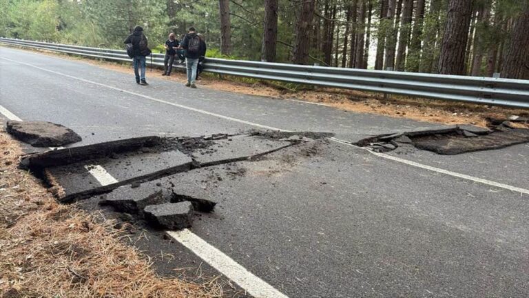 Frattura sul manto stradale prodotta dalla riattivazione e movimento della Faglia della Pernicana il 15 Agosto 2026 a seguito del terremoto di magnitudo 3.9. Credits: Protezione Civile