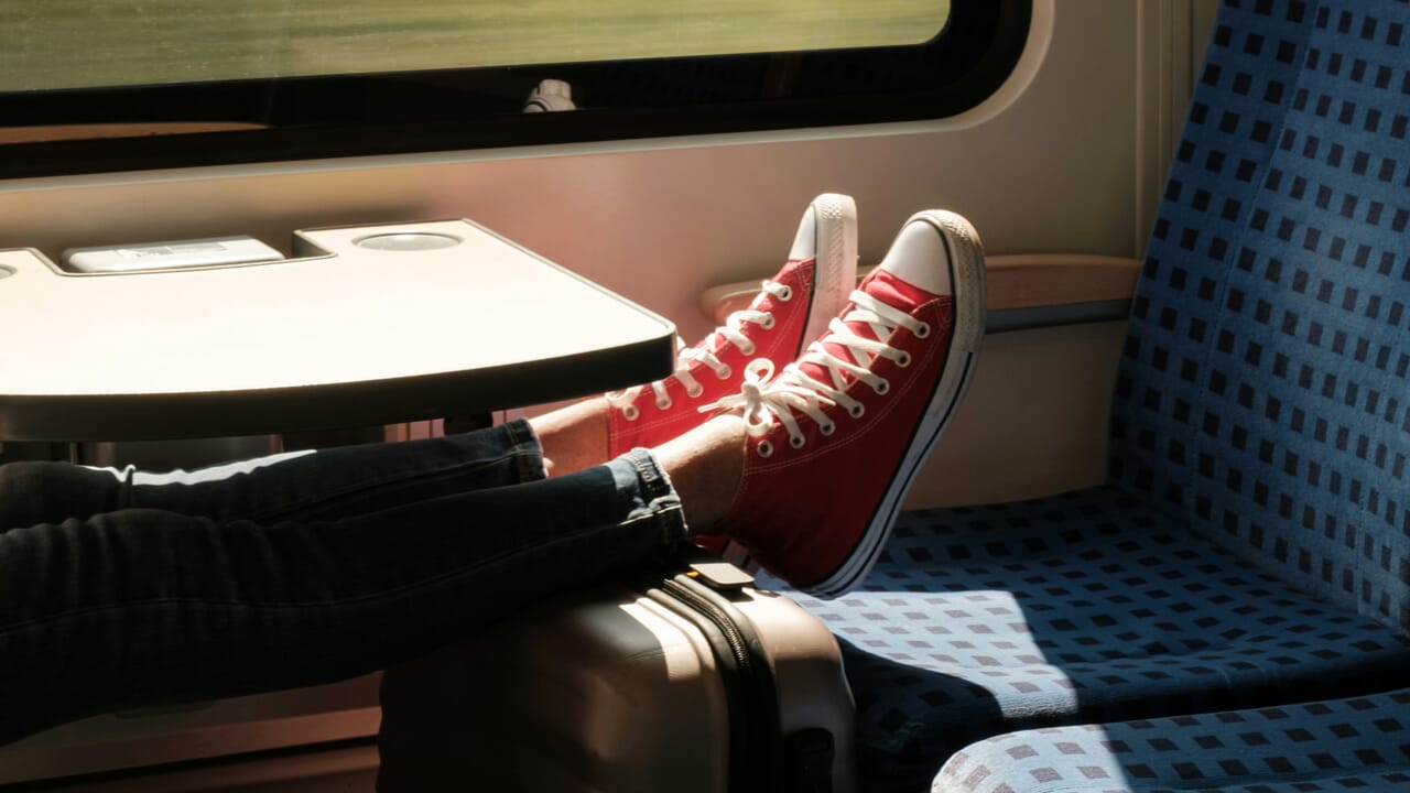L'étiquette du voyageur. Des pieds sur les sièges aux mains libres : le guide des bonnes manières en voyage