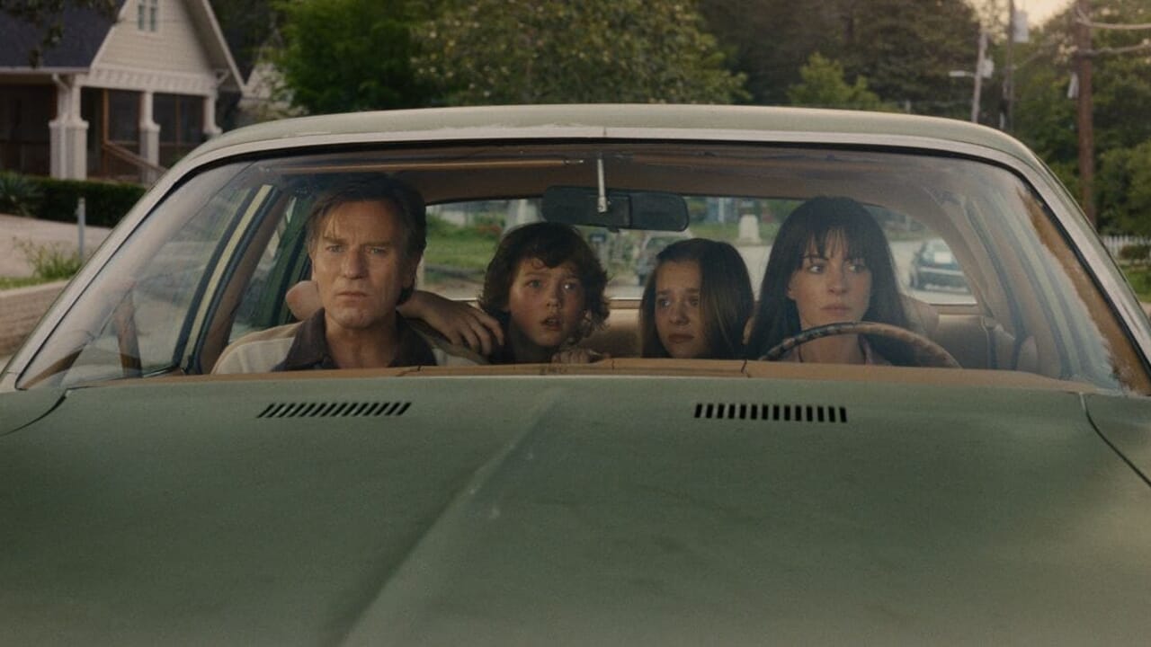 "La fin d'Oak Street" avec Anne Hathaway et Ewan McGregor : une aventure terrifiante entre dinosaures et tensions cachées