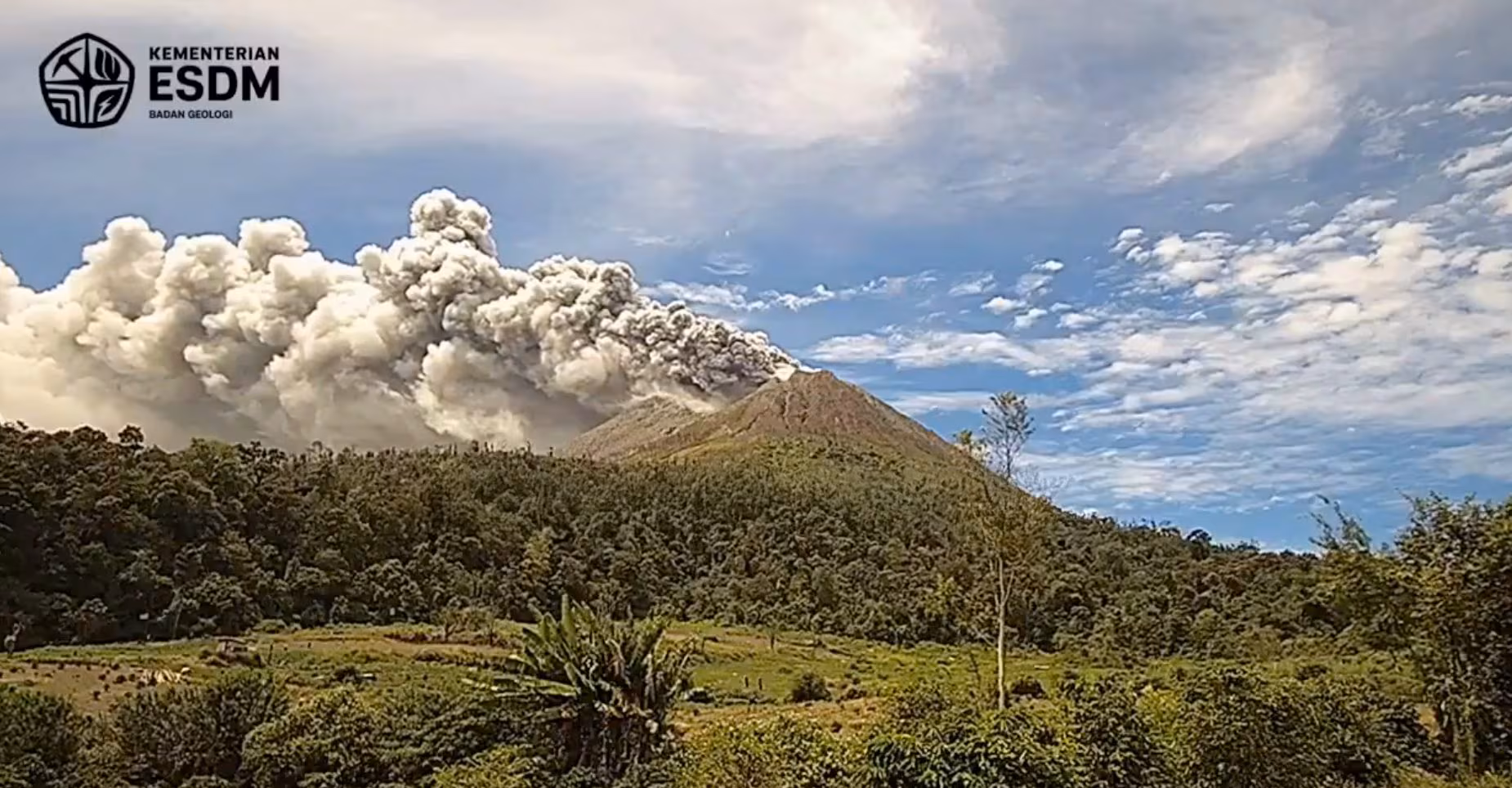 Le volcan Sinabung, en Indonésie, entre en éruption après 5 ans : colonne de cendres atteignant 3 500 m de haut