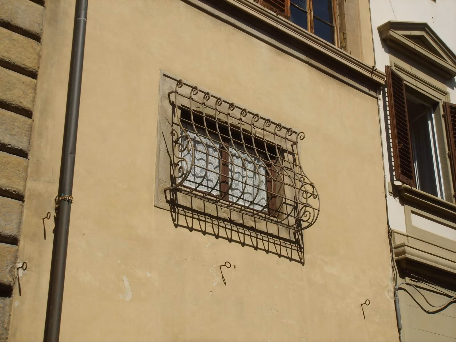 Pourquoi certaines fenêtres ont-elles des grilles courbes : en architecture, elles sont utilisées pour avoir de l'espace extérieur et de la ventilation