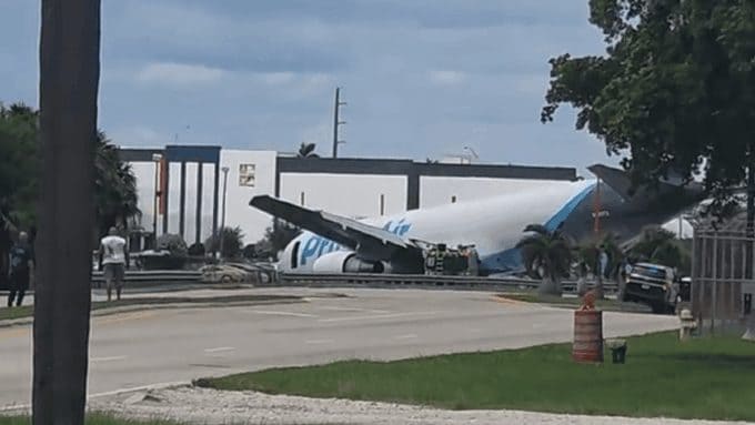 Un avion cargo sort de la piste à Miami et heurte des voitures : ce que l'on sait du Boeing 767-300