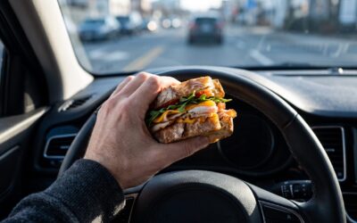Peut-on manger et boire en conduisant ? Le CDS ne l&rsquo;interdit pas, mais vous risquez une amende si vous ne contrôlez pas votre voiture