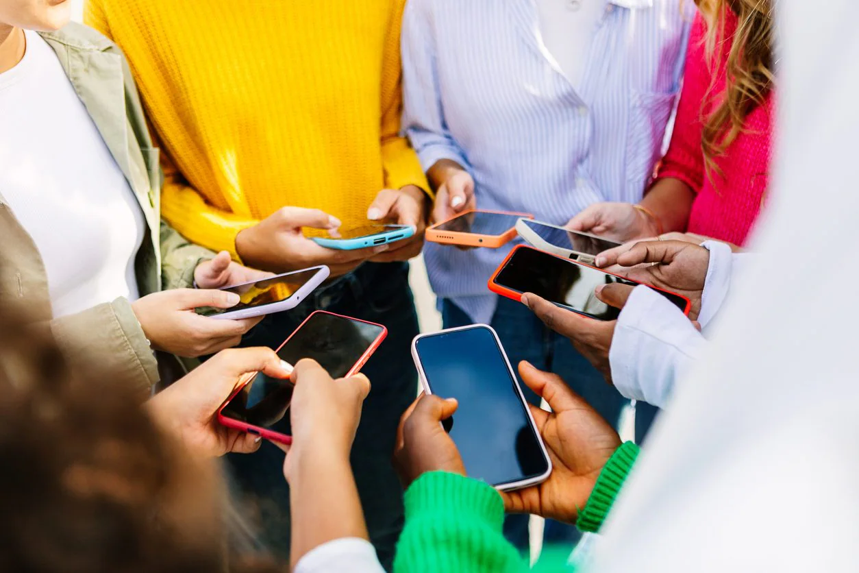 L'UE approuve le Kids Act, ce qu'il est et comment l'accès aux réseaux sociaux et aux chatbots IA change pour les moins de 13 et 15 ans
