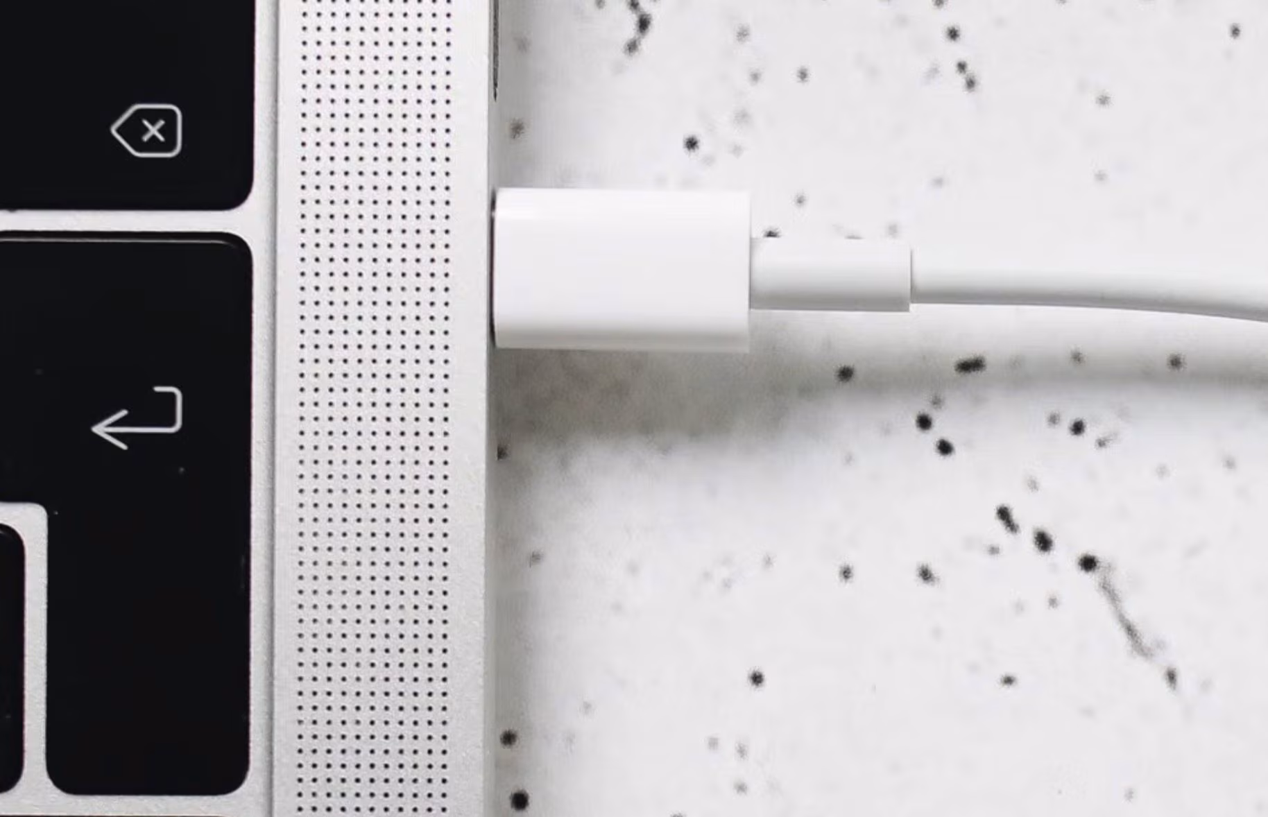 Des câbles dénudés à la surchauffe, les 5 signes pour comprendre si le chargeur de votre PC est en panne