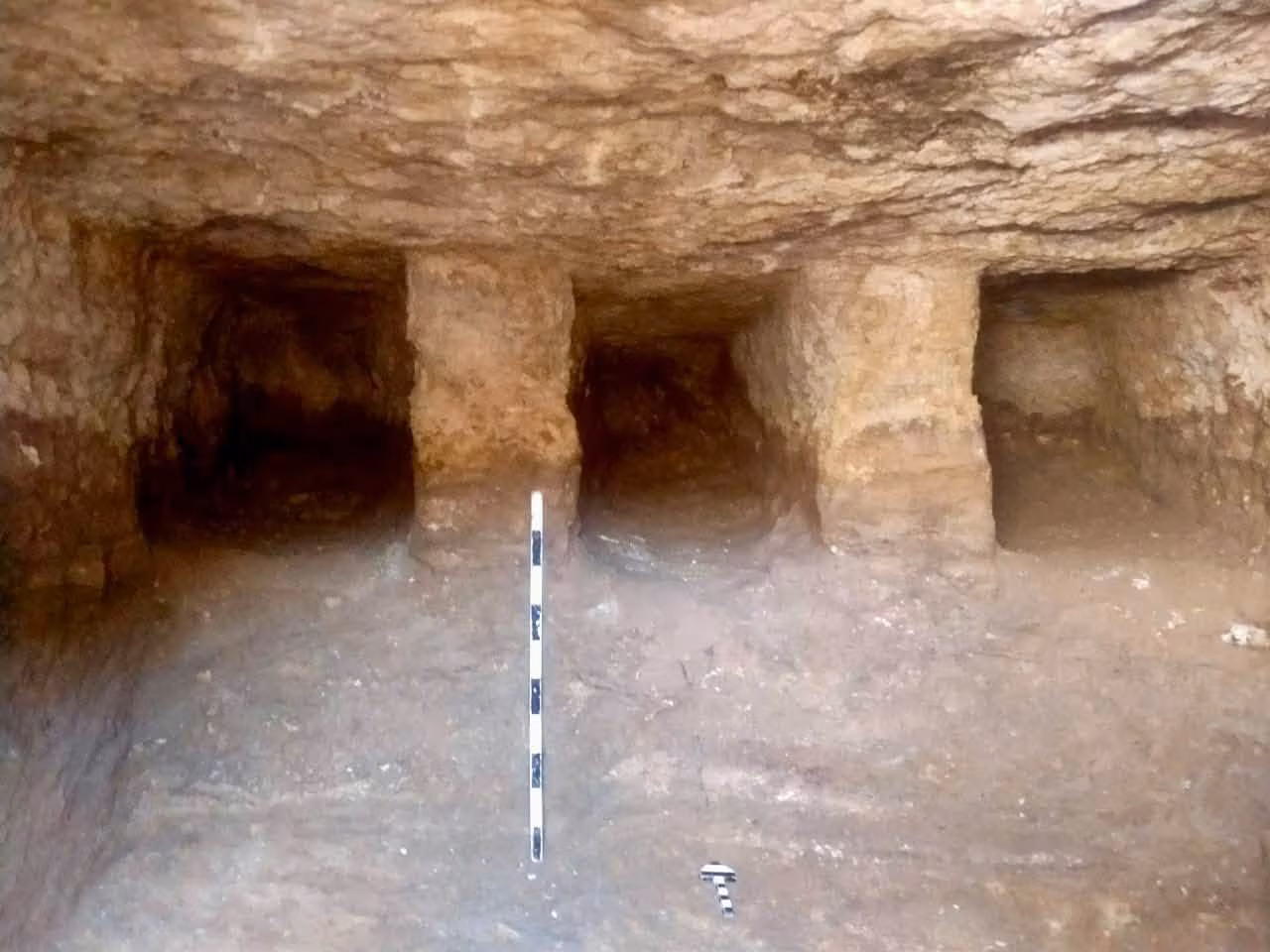 Des tombes taillées dans la roche découvertes à Tel al-Yehuda sous un camp militaire romain en Égypte