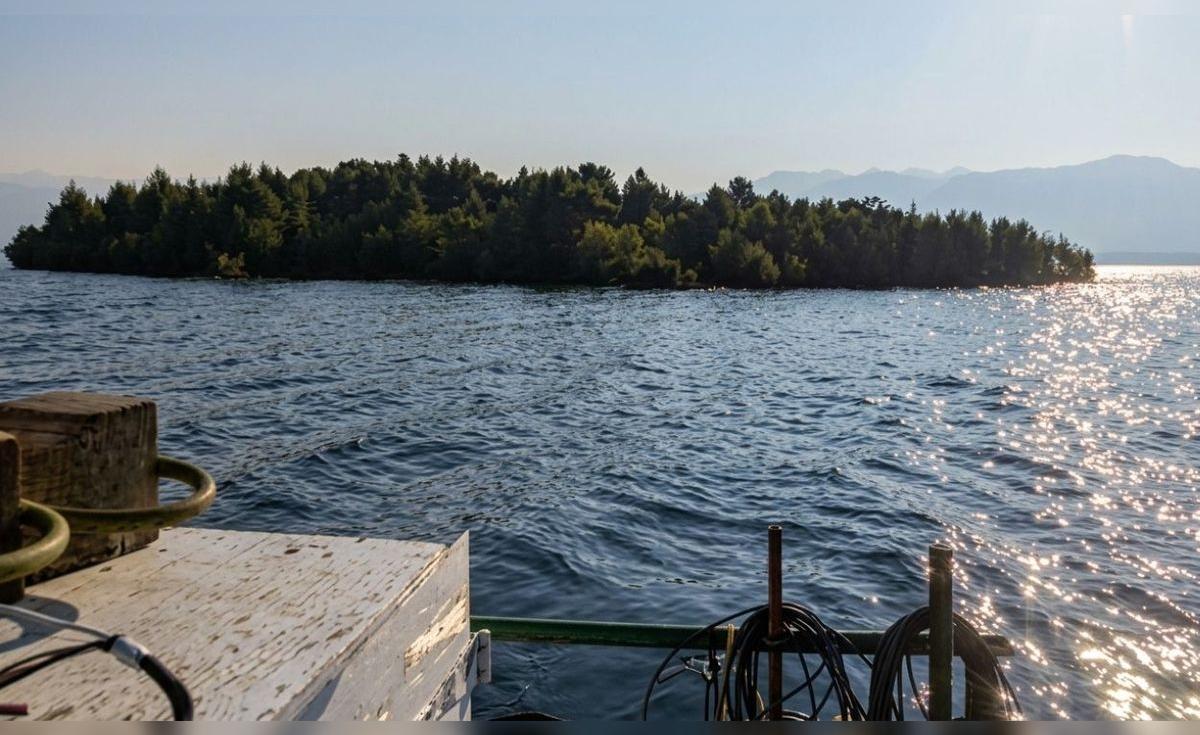 L'île mystérieuse apparue dans un lac au Canada, a disparu des satellites et s'est retrouvée à nouveau 30 kilomètres plus loin