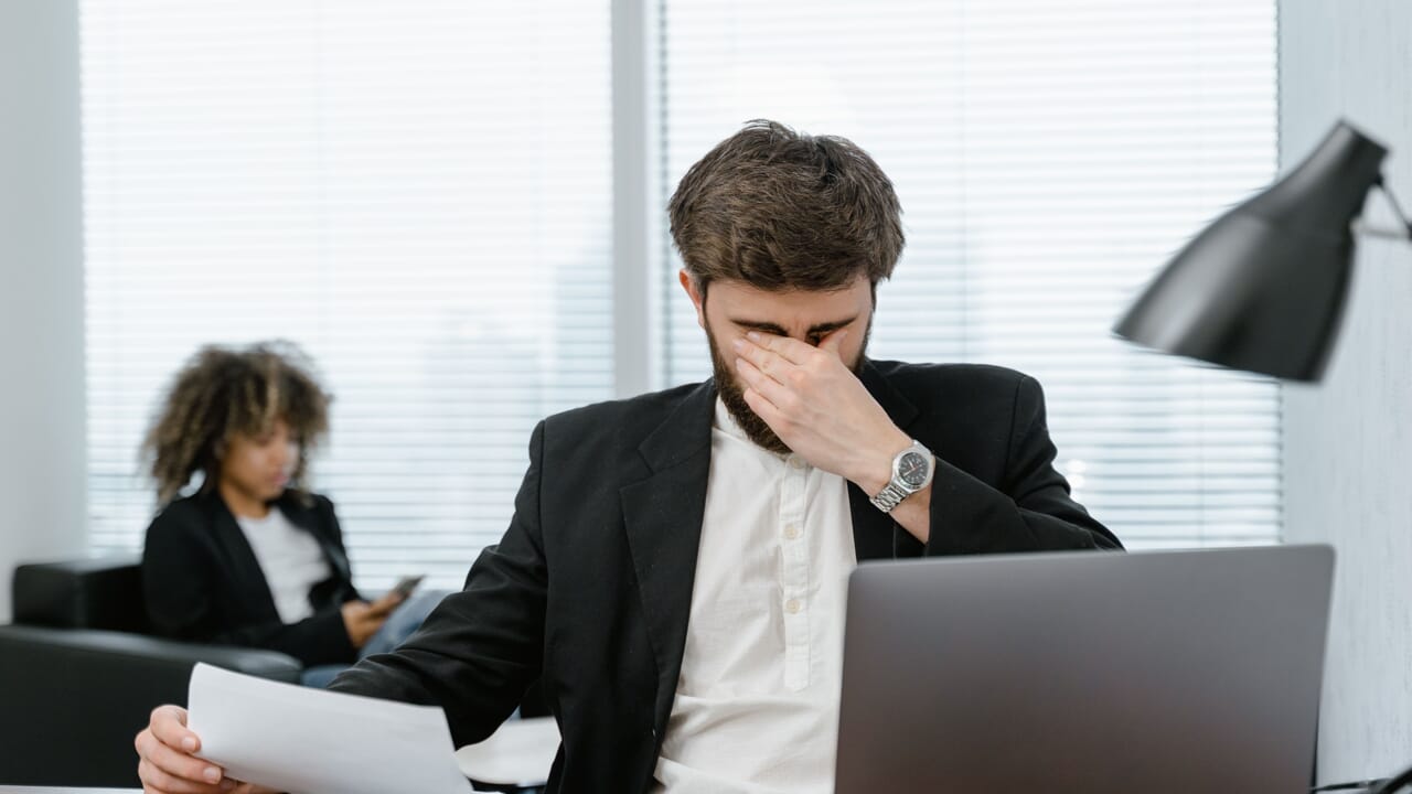 Stress au travail, plus de 840 000 décès par an : le Parlement européen veut de nouvelles protections