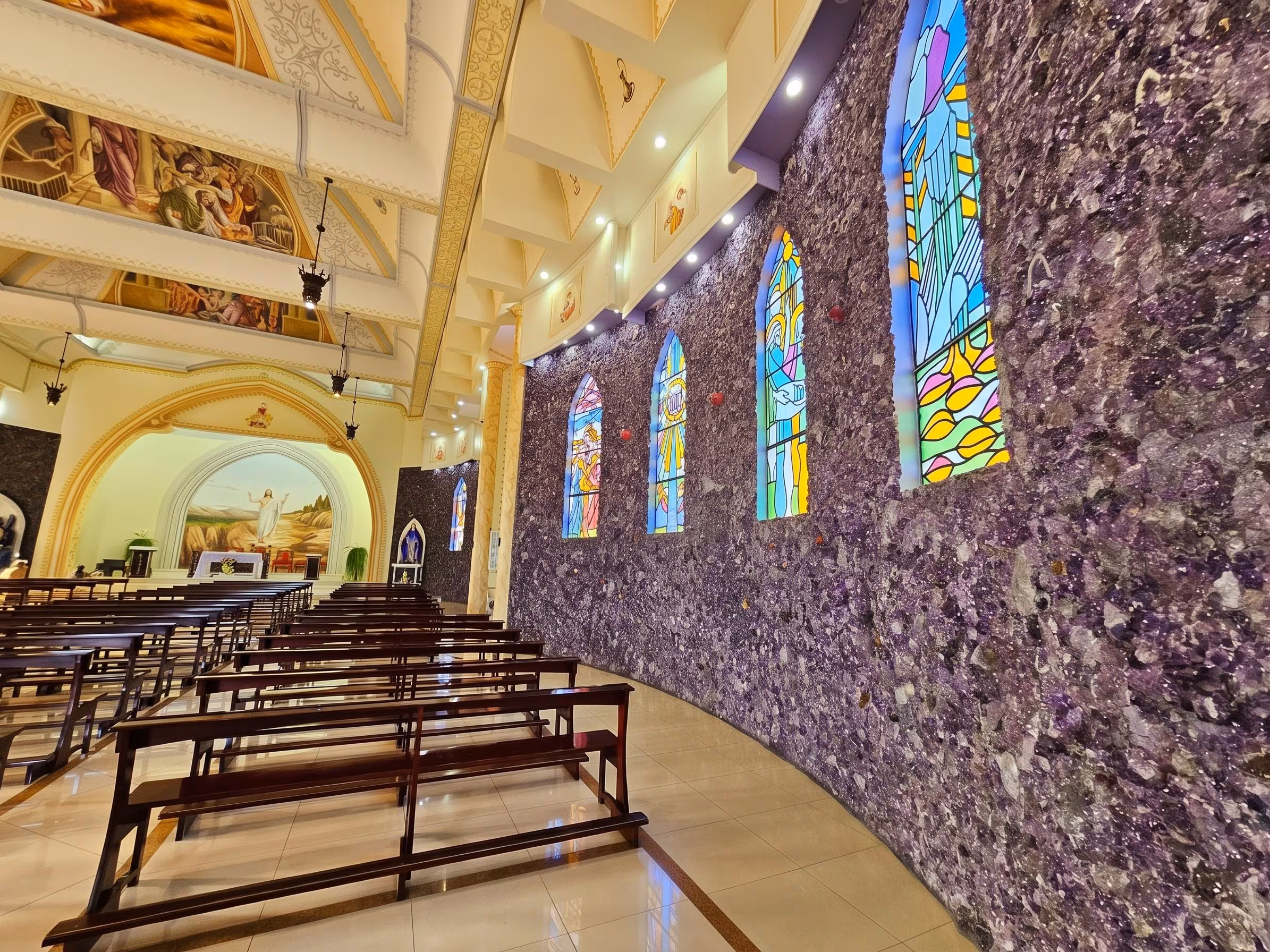 Au Brésil, il y a une église recouverte de plus de 40 tonnes d'améthystes violettes : pourquoi tant ?