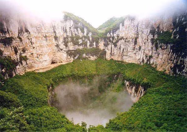Le gouffre le plus profond du monde se trouve en Chine : Xiaozhai Tiankeng le gouffre qui descend à 662 mètres