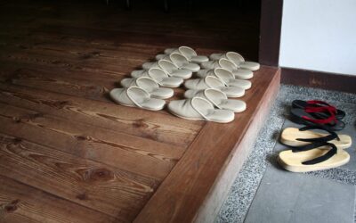 Parce qu&rsquo;au Japon on enlève ses chaussures en entrant dans la maison : une règle d&rsquo;hygiène, mais aussi un rituel culturel