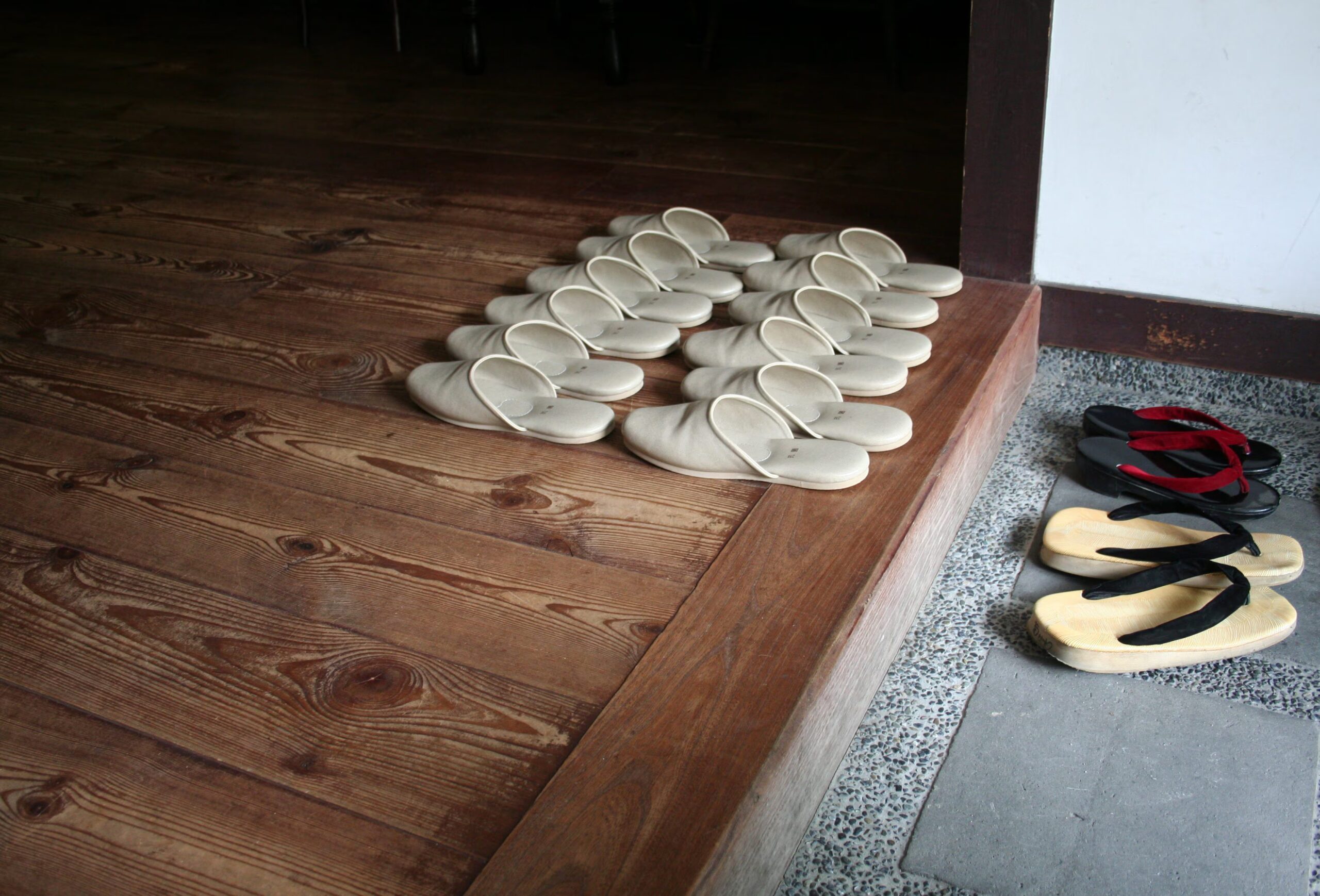 Parce qu'au Japon on enlève ses chaussures en entrant dans la maison ...